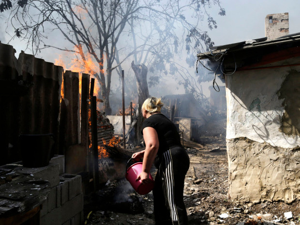 Đọ súng, đọ pháo vẫn xảy ra tại miền Đông Ukraine bất chấp lệnh ngừng bắn đã được ký kết, người dân Ukraine dập lửa sau khi ngôi nhà của họ bị trúng đạn pháo. Đọ súng, đọ pháo vẫn xảy ra tại miền Đông Ukraine bất chấp lệnh ngừng bắn đã được ký kết, người dân Ukraine dập lửa sau khi ngôi nhà của họ bị trúng đạn pháo.