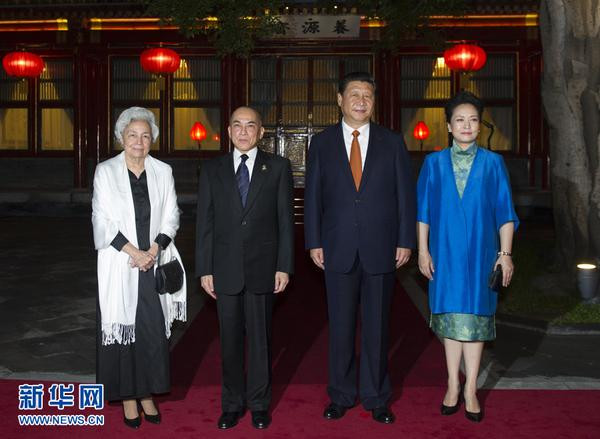 Vợ chồng ông Tập Cận Bình tiếp Quốc vương, Thái hậu Campuchia tại nhà khách Điếu Ngư Đài. Vợ chồng ông Tập Cận Bình tiếp Quốc vương, Thái hậu Campuchia tại nhà khách Điếu Ngư Đài.