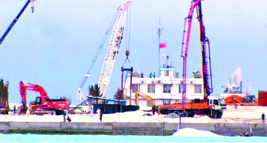 Công trường Trung Quốc xây dựng bất hợp pháp trên đá Gạc Ma. Ảnh: Thời báo Hoàn Cầu. Công trường Trung Quốc xây dựng bất hợp pháp trên đá Gạc Ma. Ảnh: Thời báo Hoàn Cầu.