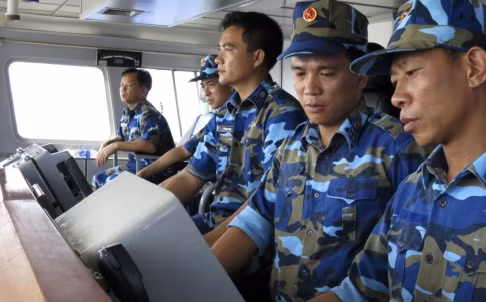 Lực lượng Cảnh sát biển Việt Nam thực hiện nhiệm vụ trong vùng đặc quyền kinh tế, thềm lục địa của Việt Nam những ngày giàn khoan Trung Quốc 981 hạ đặt trái phép. Ảnh: Reuters.