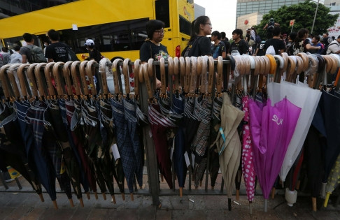 Những chiếc ô sẵn sàng khi cảnh sát sử dụng hơi cay trấn áp. Những chiếc ô sẵn sàng khi cảnh sát sử dụng hơi cay trấn áp.