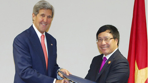 Ngoại trưởng Mỹ John Kerry và Phó Thủ tướng kiêm Bộ trưởng Ngoại giao Phạm Bình Minh. Ngoại trưởng Mỹ John Kerry và Phó Thủ tướng kiêm Bộ trưởng Ngoại giao Phạm Bình Minh.
