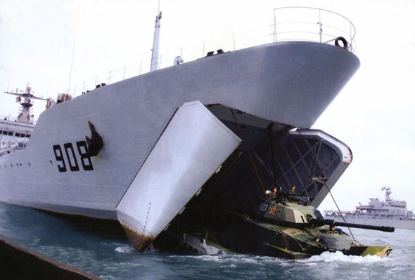 Tàu đổ bộ xe tăng lớp 072 hải quân Trung Quốc cải trang đưa ra Trường Sa phong nền đắp đất, xây đảo nhân tạo trái phép, hình minh họa. Tàu đổ bộ xe tăng lớp 072 hải quân Trung Quốc cải trang đưa ra Trường Sa phong nền đắp đất, xây đảo nhân tạo trái phép, hình minh họa.