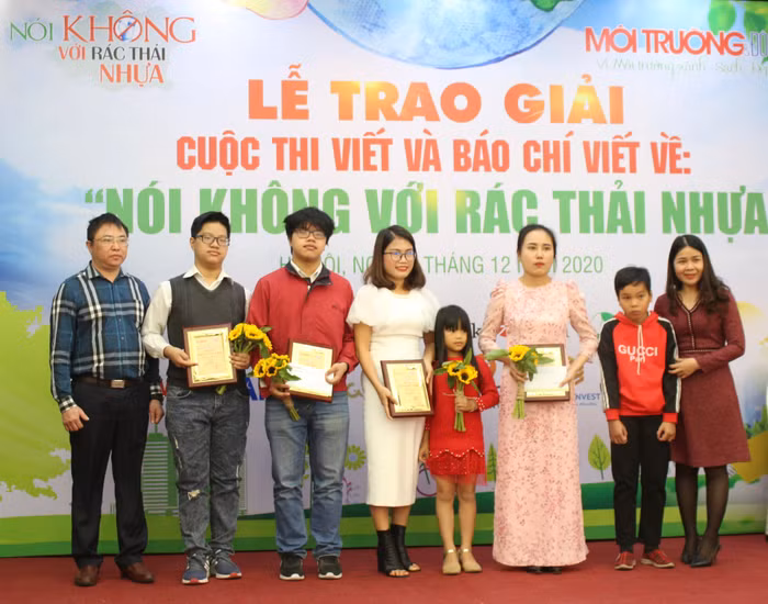 Ban tổ chức trao giải cho các tác giả đạt giải. Ảnh: Trung Dũng