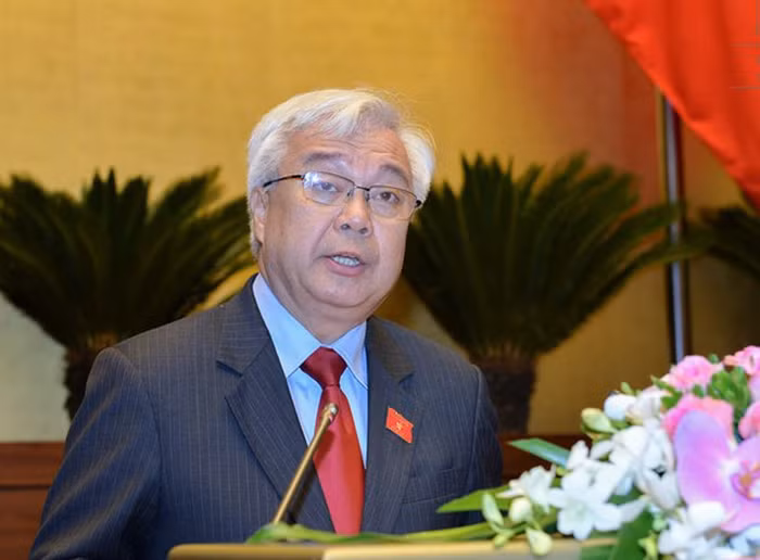 Chủ nhiệm Ủy ban Văn hóa, Giáo dục, Thanh niên, Thiếu niên và Nhi đồng của Quốc hội trình bày báo cáo thẩm tra. (Ảnh: Quochoi.vn)