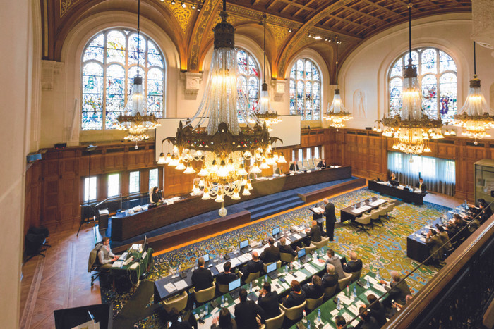 Đại diện của Philippines trình bày lập luận và trả lời chất vấn của Tòa Trọng tài trong vụ kiện Trung Quốc áp dụng sai, giải thích sai Công ước Liên Hợp Quốc về Luật Biển 1982, ảnh: Inquirer.