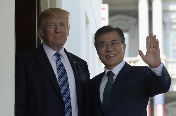 Tổng thống Mỹ Donald Trump và Tổng thống Hàn Quốc Moon Jae-in, ảnh: AP. Tổng thống Mỹ Donald Trump và Tổng thống Hàn Quốc Moon Jae-in, ảnh: AP.
