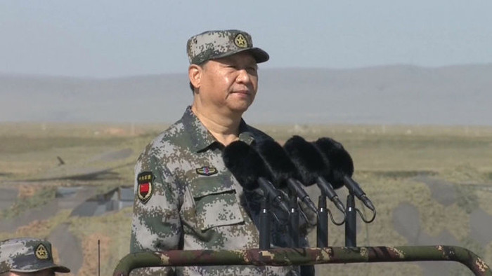 Ông Tập Cận Bình mặc quân phục dã chiến duyệt binh, ảnh: Sky News. Ông Tập Cận Bình mặc quân phục dã chiến duyệt binh, ảnh: Sky News.