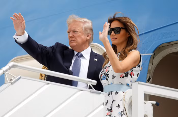 Tổng thống Hoa Kỳ Donald Trump và Đệ nhất phu nhân trên chuyên cơ sang Pháp hôm 13/7, ảnh: Reuters.