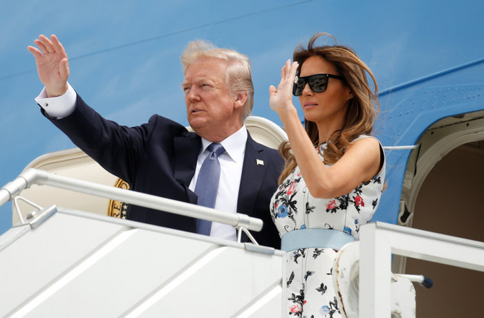 Tổng thống Hoa Kỳ Donald Trump và Đệ nhất phu nhân trên chuyên cơ sang Pháp hôm 13/7, ảnh: Reuters. Tổng thống Hoa Kỳ Donald Trump và Đệ nhất phu nhân trên chuyên cơ sang Pháp hôm 13/7, ảnh: Reuters.