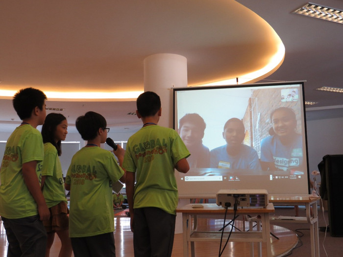 Tự tin trao đổi với học sinh các nước tham gia sự kiện. Ảnh: NTCC Tự tin trao đổi với học sinh các nước tham gia sự kiện. Ảnh: NTCC