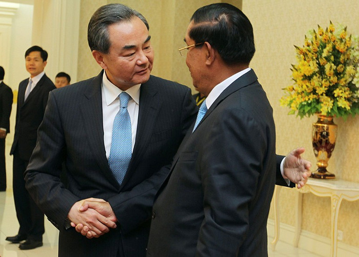 Ngoại trưởng Trung Quốc Vương Nghị và Thủ tướng Campuchia Hun Sen, ảnh: The Cambodia Daily. Ngoại trưởng Trung Quốc Vương Nghị và Thủ tướng Campuchia Hun Sen, ảnh: The Cambodia Daily.