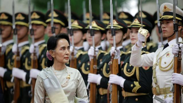 Bà Aung San Suu Kyi được Trung Quốc tiếp đón với nghi thức nhà nước do ông Lý Khắc Cường, Thủ tướng chủ trì. Ảnh: flipboard.com. Bà Aung San Suu Kyi được Trung Quốc tiếp đón với nghi thức nhà nước do ông Lý Khắc Cường, Thủ tướng chủ trì. Ảnh: flipboard.com.