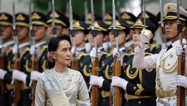 Bà Aung San Suu Kyi được Trung Quốc tiếp đón với nghi thức nhà nước do ông Lý Khắc Cường, Thủ tướng chủ trì. Ảnh: flipboard.com.