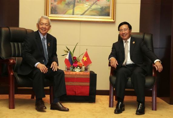 Phó Thủ tướng, Bộ trưởng Ngoại giao Phạm Bình Minh gặp Bộ trưởng Ngoại giao Philippines Perfecto Yasay nhân dịp tham dự Hội nghị AMM 49. Ảnh: Phạm Kiên / TTXVN