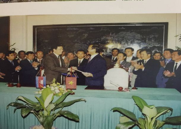 Tiến sĩ Var Kimhong và Tiến sĩ Trần Công Trục trong lễ ký biên bản cuộc họp vòng 2 Ủy ban Liên hợp hoạch định biên giới đất liền Việt Nam - Campuchia tại Hà Nội năm 2000, ảnh do tác giả cung cấp. Tiến sĩ Var Kimhong và Tiến sĩ Trần Công Trục trong lễ ký biên bản cuộc họp vòng 2 Ủy ban Liên hợp hoạch định biên giới đất liền Việt Nam - Campuchia tại Hà Nội năm 2000, ảnh do tác giả cung cấp.