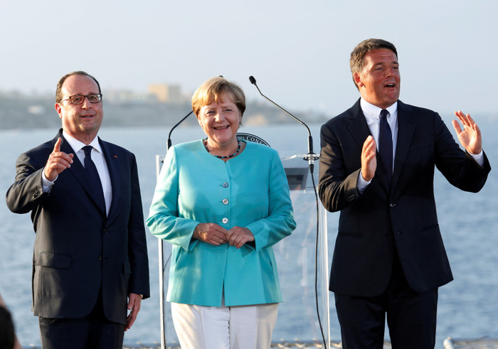 Bộ ba Francois Holland – Angela Merkel – Mateo Renzi, biểu tượng của “tam trụ” trong EU thời hậu Brexit. Ảnh: newsweek.com. Bộ ba Francois Holland – Angela Merkel – Mateo Renzi, biểu tượng của “tam trụ” trong EU thời hậu Brexit. Ảnh: newsweek.com.
