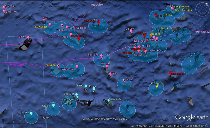 Bản đồ cho thấy tình trạng chiếm đóng của các bên ở quần đảo Trường Sa so với EEZ của Việt Nam, Philippines và Mallaysia cũng như so với các đảo mà Pháp tuyên bố chủ quyền được nhà nghiên cứu Phan Văn Song minh họa. Quy ước màu icon: Hồng (hường): Việt Nam, đỏ: Trung Quốc, xanh: Philippines, xanh nhạt: Malaysia, gạch: Đài Loan, vàng: (chưa bên nào chiếm đóng). Đảo với tên màu vàng là đảo được Pháp tuyên bố chủ quyền năm 1933. Khoảng biển xanh quanh đảo/cụm đảo là lãnh hải cùa các đảo nổi. Ảnh: Facebook Song Phan. Bản đồ cho thấy tình trạng chiếm đóng của các bên ở quần đảo Trường Sa so với EEZ của Việt Nam, Philippines và Mallaysia cũng như so với các đảo mà Pháp tuyên bố chủ quyền được nhà nghiên cứu Phan Văn Song minh họa. Quy ước màu icon: Hồng (hường): Việt Nam, đỏ: Trung Quốc, xanh: Philippines, xanh nhạt: Malaysia, gạch: Đài Loan, vàng: (chưa bên nào chiếm đóng). Đảo với tên màu vàng là đảo được Pháp tuyên bố chủ quyền năm 1933. Khoảng biển xanh quanh đảo/cụm đảo là lãnh hải cùa các đảo nổi. Ảnh: Facebook Song Phan.