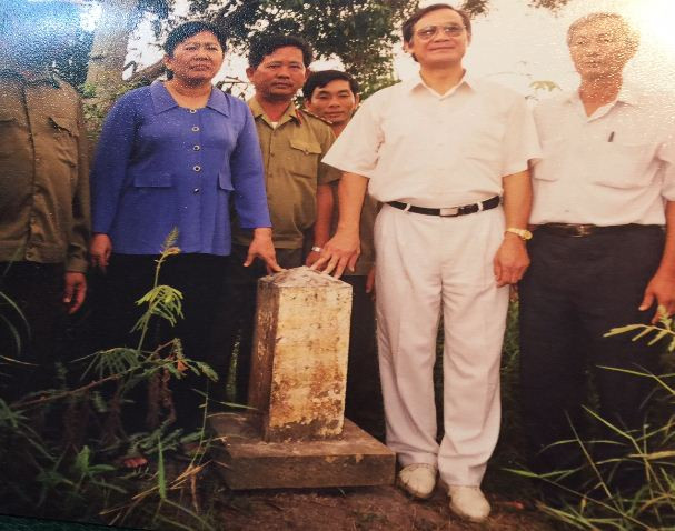Tiến sĩ Trần Công Trục và cán bộ Ban Biên giới Chính phủ Việt Nam trong chuyến khảo sát mốc cũ L.2.1, Long An ngày 31/3/1999. Ảnh do tác giả cung cấp. Tiến sĩ Trần Công Trục và cán bộ Ban Biên giới Chính phủ Việt Nam trong chuyến khảo sát mốc cũ L.2.1, Long An ngày 31/3/1999. Ảnh do tác giả cung cấp.