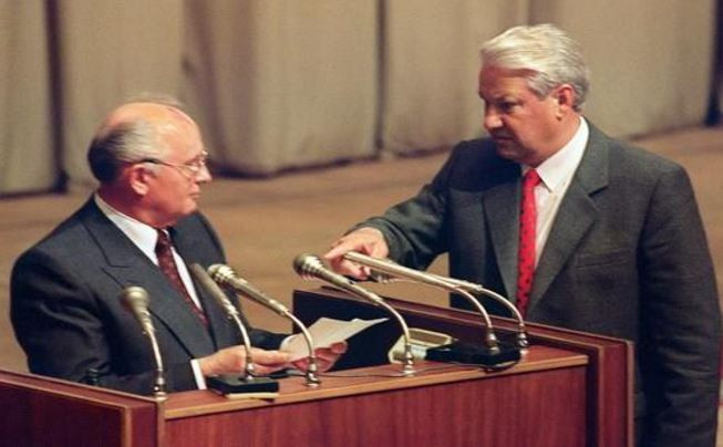 Hình ảnh B.Elsin hạ nhục M.Gorbachev khi yêu cầu ông này đọc tuyên bố từ chức và giải tán đảng Cộng sản Liên Xô mang lại nhiều hậu hoạ cho B.Elsin, dù ông rất đắc thắng. Ảnh: BBC. Hình ảnh B.Elsin hạ nhục M.Gorbachev khi yêu cầu ông này đọc tuyên bố từ chức và giải tán đảng Cộng sản Liên Xô mang lại nhiều hậu hoạ cho B.Elsin, dù ông rất đắc thắng. Ảnh: BBC.