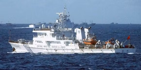 "Hạm đội" tàu cá Trung Quốc dưới sự hộ tống của 15 chiếc tàu hải cảnh có vũ trang tiến ra Senkaku / Điếu Ngư, ảnh: Nikkei Asian Review. "Hạm đội" tàu cá Trung Quốc dưới sự hộ tống của 15 chiếc tàu hải cảnh có vũ trang tiến ra Senkaku / Điếu Ngư, ảnh: Nikkei Asian Review.