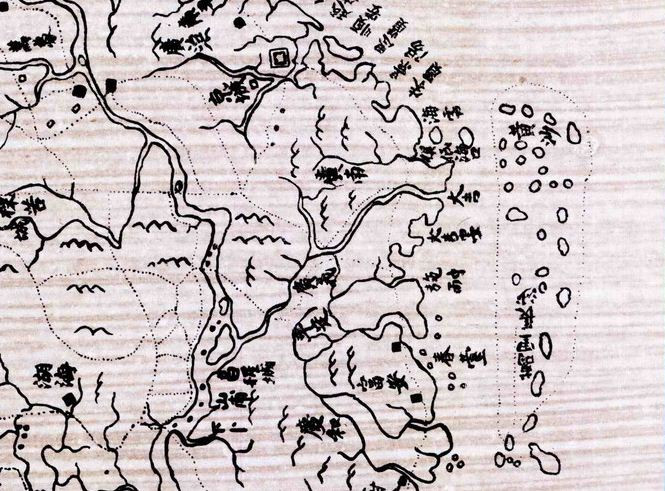 Ảnh chụp màn hình một phần bức Đại Nam nhất thống toàn đồ (năm 1834-1840) trong đó Hoàng Sa và Trường Sa được vẽ gần nhau nhưng đánh dấu bằng hai tên, Hoàng Sa ở phía Bắc, Vạn Lý Trường Sa ở phía Nam. Nguồn: Wikipedia. Ảnh chụp màn hình một phần bức Đại Nam nhất thống toàn đồ (năm 1834-1840) trong đó Hoàng Sa và Trường Sa được vẽ gần nhau nhưng đánh dấu bằng hai tên, Hoàng Sa ở phía Bắc, Vạn Lý Trường Sa ở phía Nam. Nguồn: Wikipedia.