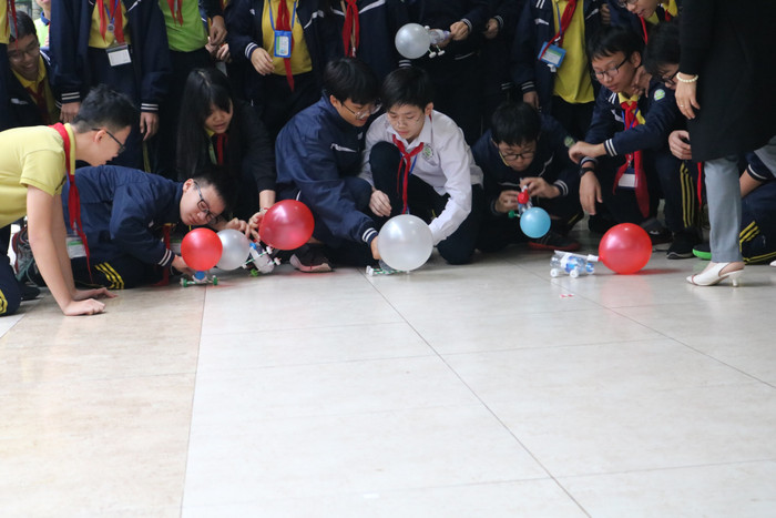 Học sinh tham gia cuộc đua phản lực bằng việc làm mô hình từ các vật dụng đơn giản như chai nhựa, bóng bay, các que diêm...Ảnh: Đỗ Thơm