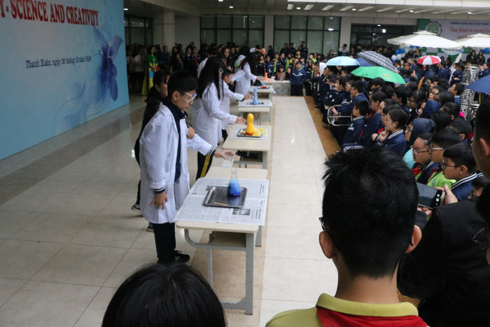 Các học sinh cùng tham gia thí nghiệm núi lửa phun trào ngay trên sân khấu của sự kiện. Ảnh: Đỗ Thơm