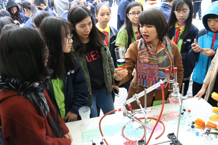 Cô Ngô Thị Diệp Lan - Hiệu trưởng nhà trường cùng các học sinh trải nghiệm tại gian hàng khoa học lý thú với các thí nghiệm thuộc lĩnh vực vật lý. Ảnh: Đỗ Thơm