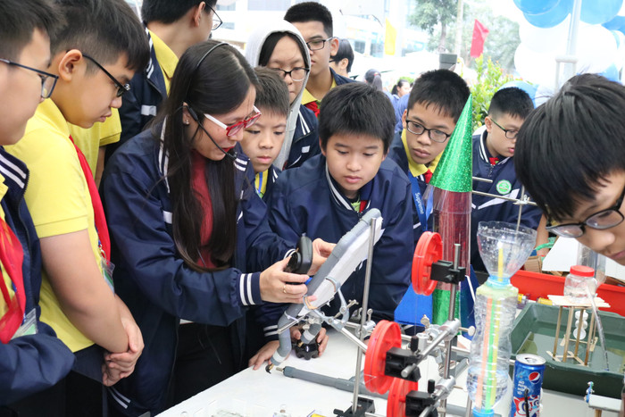 Các học sinh khám phá lĩnh vực vũ trụ dưới sự hướng dẫn của cô Trần Minh Hằng. Ảnh: Đỗ Thơm