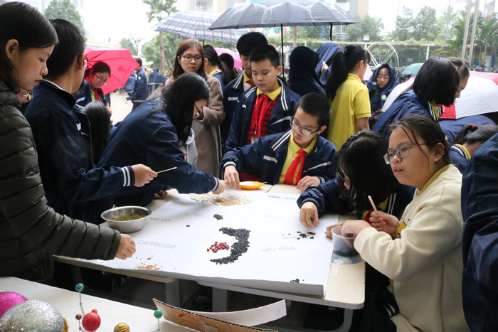Học sinh làm mô hình bản đồ Việt Nam từ các sản phẩm như đỗ, đậu đen, hạt lạc...Ảnh: Đỗ Thơm