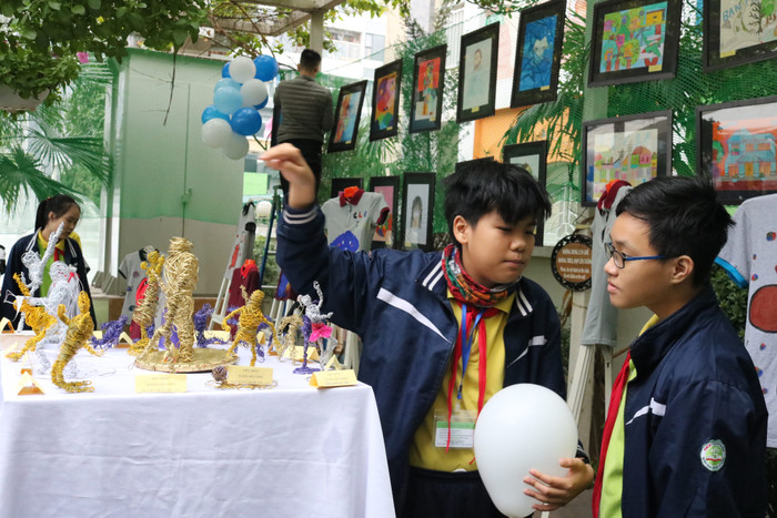 Học sinh thăm quan các sản phẩm điêu khác làm từ các vật liệu đơn giản. Ảnh: Đỗ Thơm