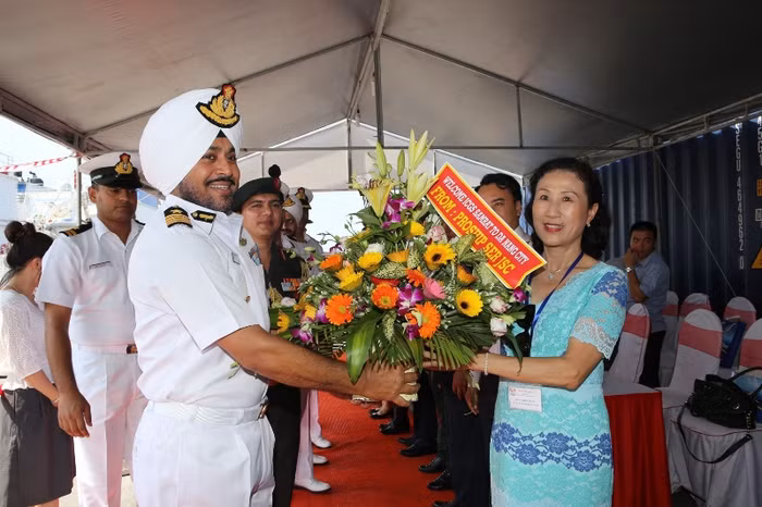 Lễ đón đoàn diễn ra ngay tại cầu cảng Tiên Sa. Ảnh: Hoàng Tuấn Lễ đón đoàn diễn ra ngay tại cầu cảng Tiên Sa. Ảnh: Hoàng Tuấn