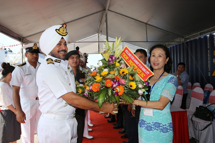 Lễ đón đoàn diễn ra ngay tại cầu cảng Tiên Sa. Ảnh: Hoàng Tuấn Lễ đón đoàn diễn ra ngay tại cầu cảng Tiên Sa. Ảnh: Hoàng Tuấn