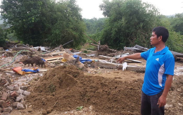 Anh Trần Thanh Lam bên trang trại bị lũ quét tàn phá nặng nề. Ảnh: B.S Anh Trần Thanh Lam bên trang trại bị lũ quét tàn phá nặng nề. Ảnh: B.S