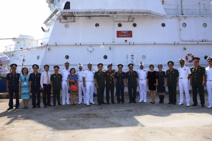 Hai bên chụp ảnh lưu niệm. Ảnh: Hoàng Tuấn Hai bên chụp ảnh lưu niệm. Ảnh: Hoàng Tuấn