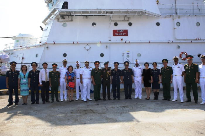 Hai bên chụp ảnh lưu niệm. Ảnh: Hoàng Tuấn Hai bên chụp ảnh lưu niệm. Ảnh: Hoàng Tuấn