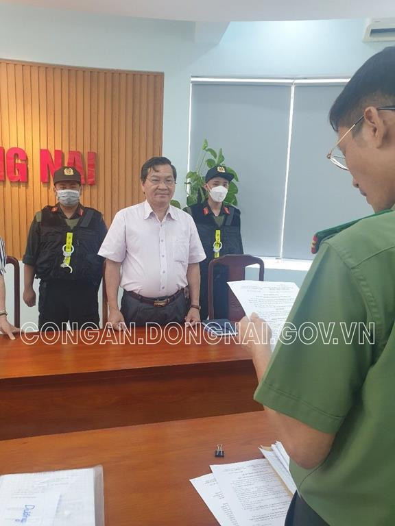 Cơ quan An ninh điều tra tống đạt Quyết định Khởi tố bị can và thi hành Lệnh bắt bị can để tạm giam đối với bị can Trần Minh Hùng - nguyên Hiệu trưởng Trường Đại học Đồng Nai. Ảnh: Trang thông tin điện tử Công an tỉnh Đồng Nai Cơ quan An ninh điều tra tống đạt Quyết định Khởi tố bị can và thi hành Lệnh bắt bị can để tạm giam đối với bị can Trần Minh Hùng - nguyên Hiệu trưởng Trường Đại học Đồng Nai. Ảnh: Trang thông tin điện tử Công an tỉnh Đồng Nai