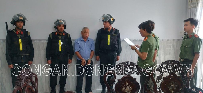 Cơ quan An ninh điều tra tống đạt Quyết định Khởi tố bị can và thi hành Lệnh bắt bị can để tạm giam đối với bị can Phan Văn Thanh - nguyên Trưởng phòng Tài chính - Kế hoạch trường Đại học Đồng Nai. Ảnh: Trang thông tin điện tử Công an tỉnh Đồng Nai Cơ quan An ninh điều tra tống đạt Quyết định Khởi tố bị can và thi hành Lệnh bắt bị can để tạm giam đối với bị can Phan Văn Thanh - nguyên Trưởng phòng Tài chính - Kế hoạch trường Đại học Đồng Nai. Ảnh: Trang thông tin điện tử Công an tỉnh Đồng Nai