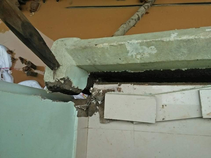 Sau trận mưa lũ vừa qua, các dãy nhà của trường cũng bị hư hỏng, xuống cấp nghiêm trọng. Ảnh: CTV