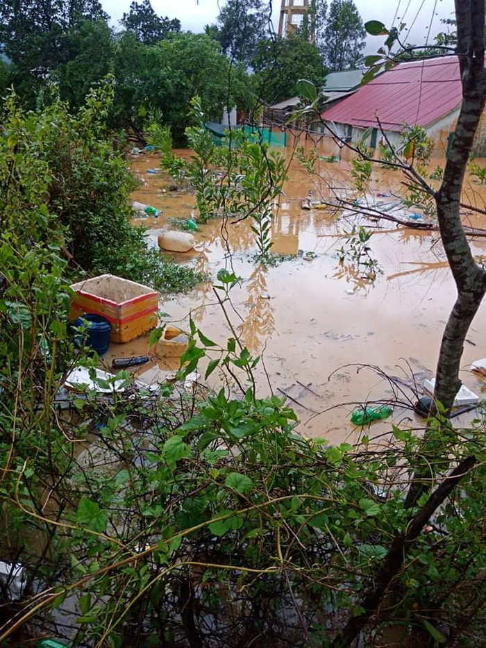 Lũ cuốn theo bùn đất, rác thải khiến công tác khắc phục vô cùng khó khăn. Ảnh: CTV