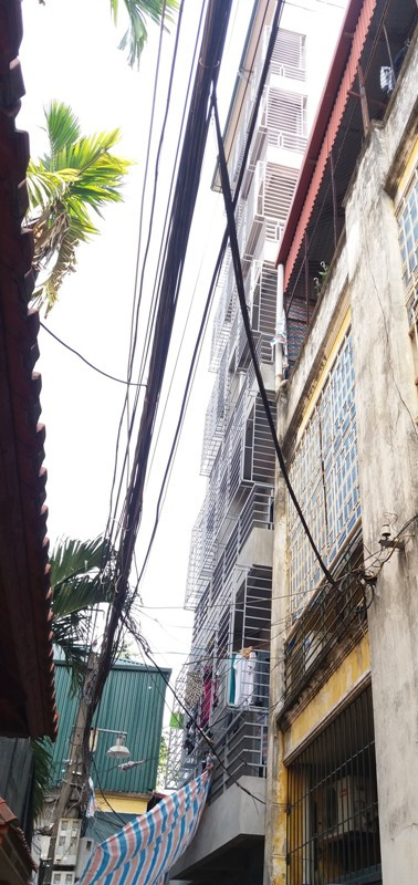 Công trình số 44 ngách 173/75 chỉ được cấp phép 6 tầng nhưng chủ đầu tư ngang nhiên xây dựng đến 8 tầng. Ảnh Trần Việt. Công trình số 44 ngách 173/75 chỉ được cấp phép 6 tầng nhưng chủ đầu tư ngang nhiên xây dựng đến 8 tầng. Ảnh Trần Việt.