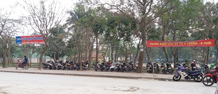 Công ty Tân Nhật Linh tự ý cho quây một phần diện tích công viên và vỉa hè trước tòa chung cư HH3C để làm bãi đỗ xe, khiến người dân bức xúc. Ảnh Bảo Nam.