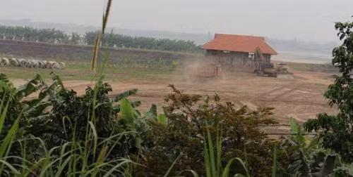 Ngang nhiên xây dựng nhà sàn trên hành lang thoát lũ của vị Chủ tịch HĐQT Công ty CP khoáng sản Tây Bắc. Ảnh Đức Anh