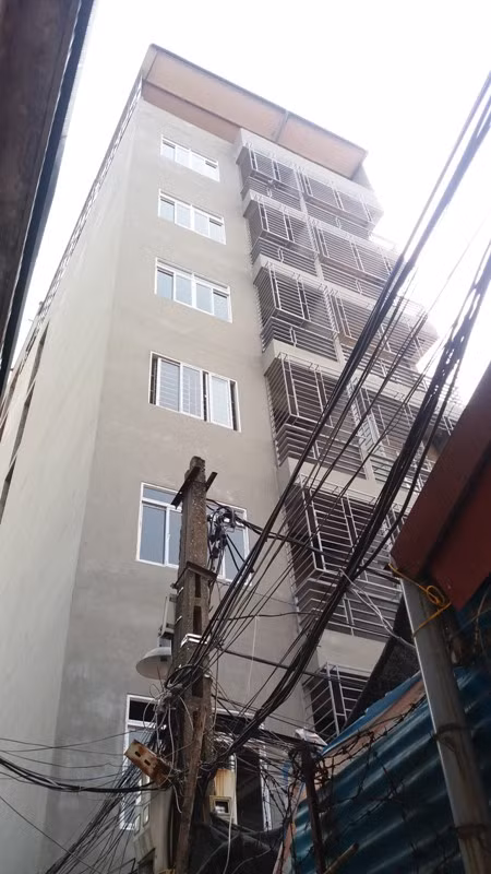 Công trình tại số 44, ngách 173/75, ngõ 173 đường Hoàng Hoa Thám được chủ đâu tư xây đến 8 tầng và chia nhỏ thành các căn hộ theo kiểu chung cư mini. Ảnh Trần Việt.