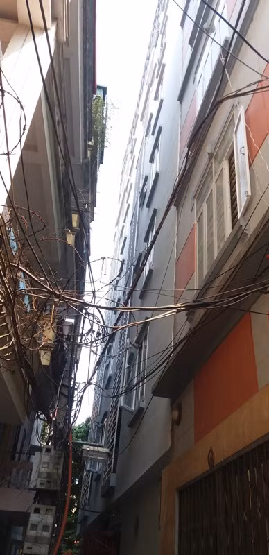 Công trình số 3-5, ngách 173/191 ngõ 173 đường Hoàng Hoa Thám cũng đang trong tình trạng tương tự. Ảnh Trần Việt.