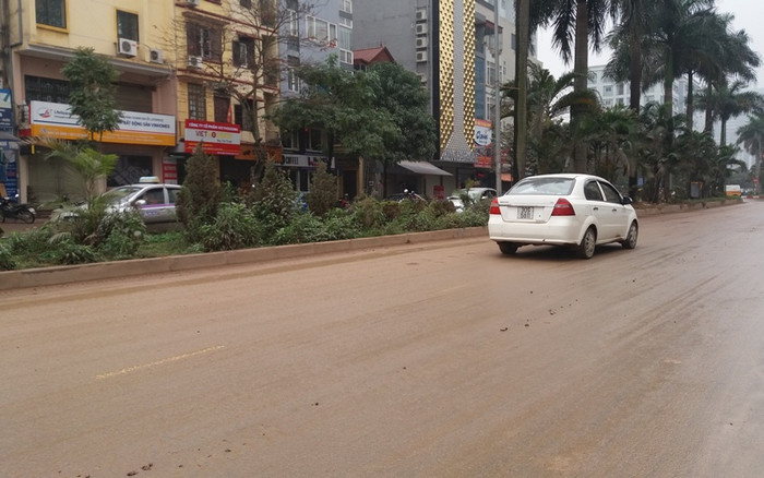 Mặt đường bẩn như thế này rất dễ gây tai nạn cho người tham gia giao thông. Ảnh Hữu Công. Mặt đường bẩn như thế này rất dễ gây tai nạn cho người tham gia giao thông. Ảnh Hữu Công.