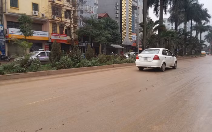 Mặt đường bẩn như thế này rất dễ gây tai nạn cho người tham gia giao thông. Ảnh Hữu Công. Mặt đường bẩn như thế này rất dễ gây tai nạn cho người tham gia giao thông. Ảnh Hữu Công.