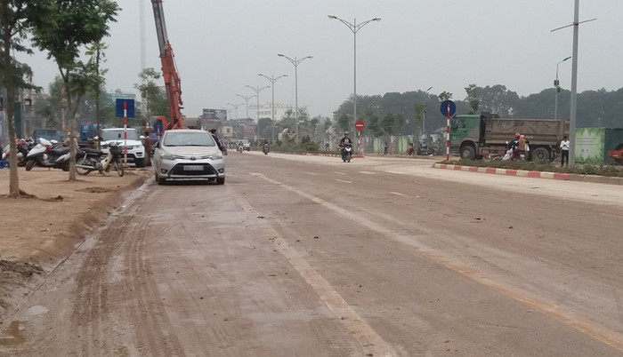 Mặt đường trên các tuyến phố này luôn trong tình trạng bụi, bẩn do bùn đất từ các xe tải vận chuyển từ các công trình xây dựng mang ra dễ gây tai nạn cho người tham gia giao thông. Ảnh Hà Lam. Mặt đường trên các tuyến phố này luôn trong tình trạng bụi, bẩn do bùn đất từ các xe tải vận chuyển từ các công trình xây dựng mang ra dễ gây tai nạn cho người tham gia giao thông. Ảnh Hà Lam.