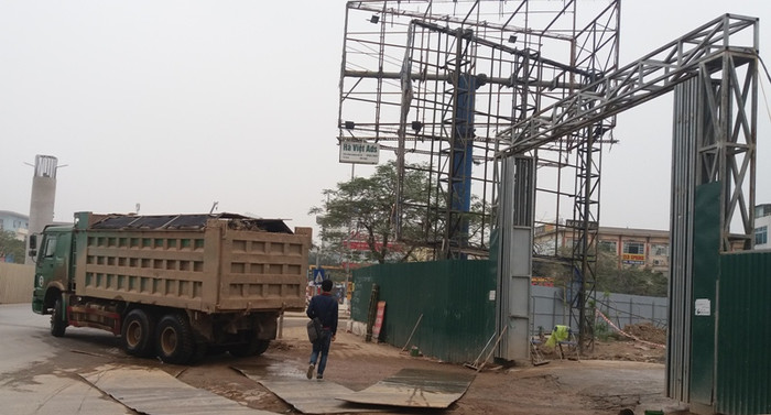 Xe có tải trọng lớn vô tư chở vật liệu từ công trình xây dựng khu công viên hồ điều hòa phía Bắc và phần mở rộng phía Nam, Mai Dịch trong giờ cấm. Ảnh Hà Lam. Xe có tải trọng lớn vô tư chở vật liệu từ công trình xây dựng khu công viên hồ điều hòa phía Bắc và phần mở rộng phía Nam, Mai Dịch trong giờ cấm. Ảnh Hà Lam.